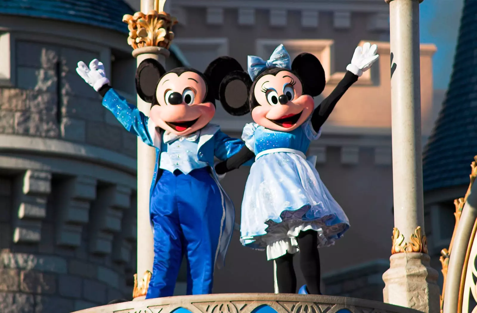 Topolino e Minnie che salutano