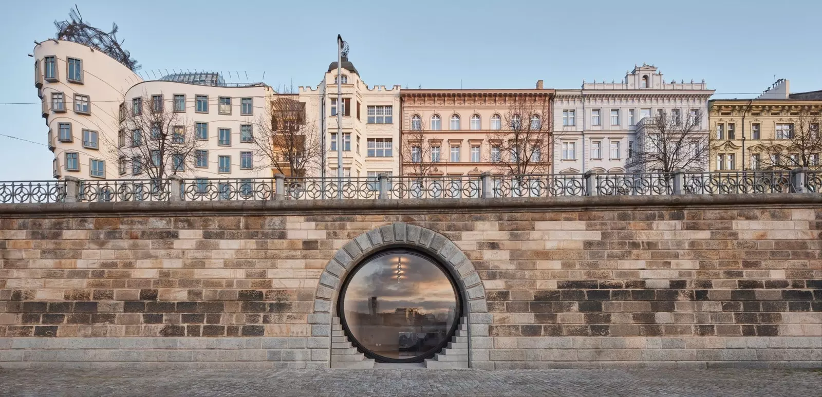 Dirisha la mviringo kwenye ukingo wa mradi wa Mto wa Vltava na Petr Janda.