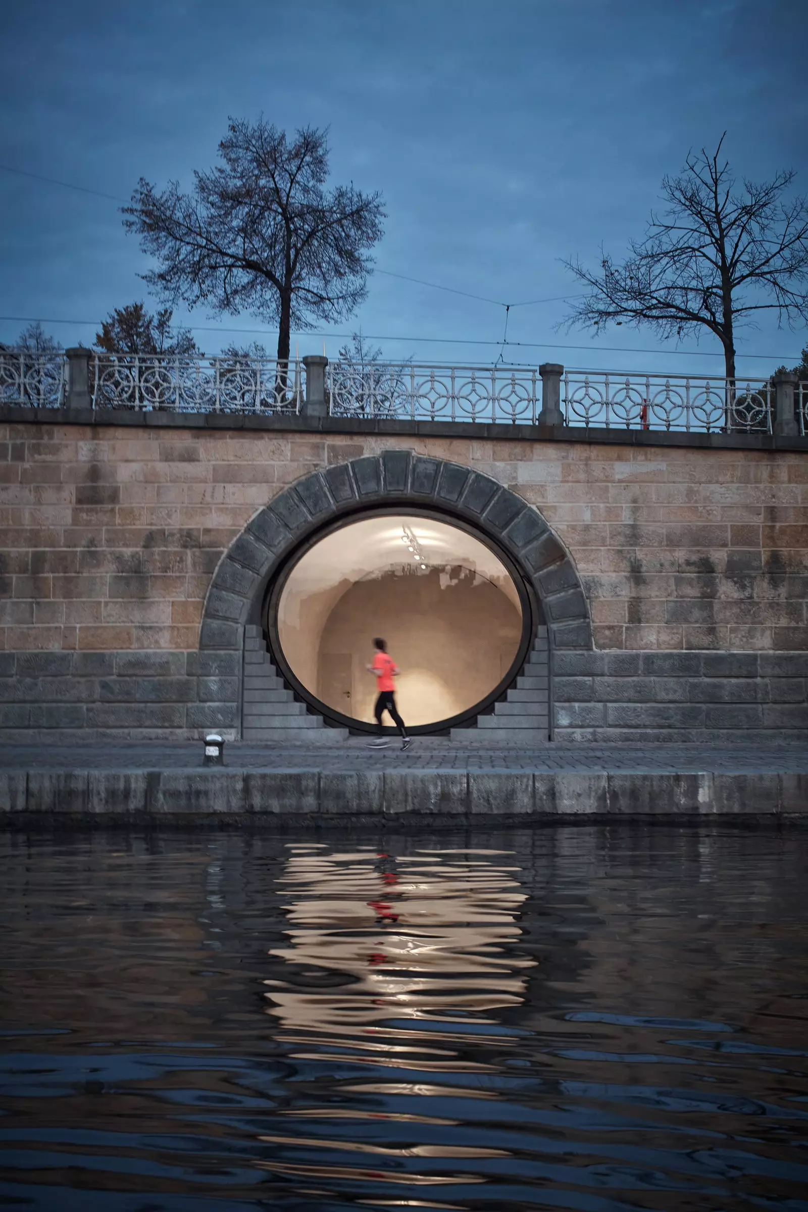 Corridor passe l'une des fenêtres circulaires sur sa course le long de la rivière Vltava.