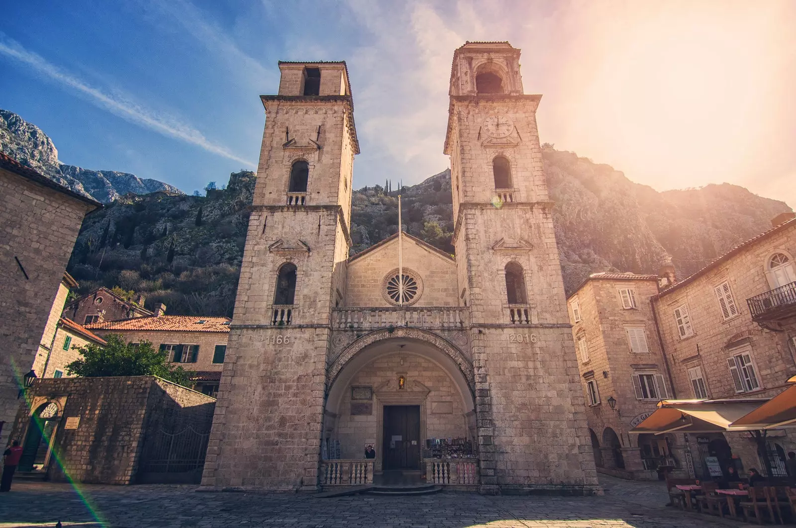 Cén fáth nach bhfuil muid ar fad i mBá Kotor