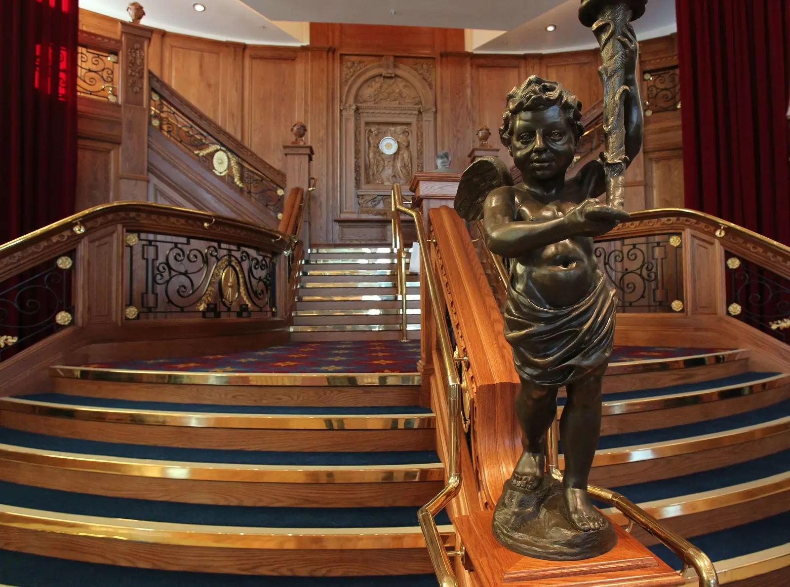 Replika tangga di dalam Titanic di Titanic Belfast