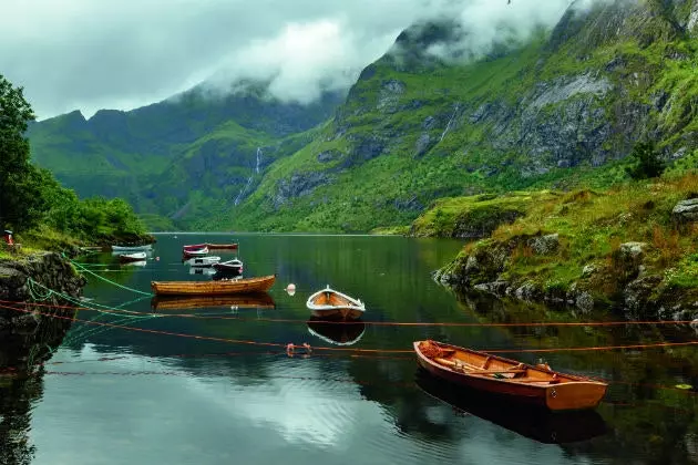 Traditionele boten rusten op het Ågvatnet-meer.