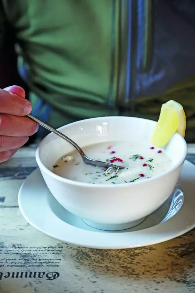 D'Gastronomie vun de Lofoten Inselen bitt succulent a komesch Platen.