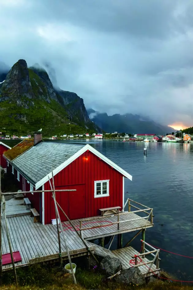 Dar żgħira ħamra quddiem il-baħar ta’ Lofoten.