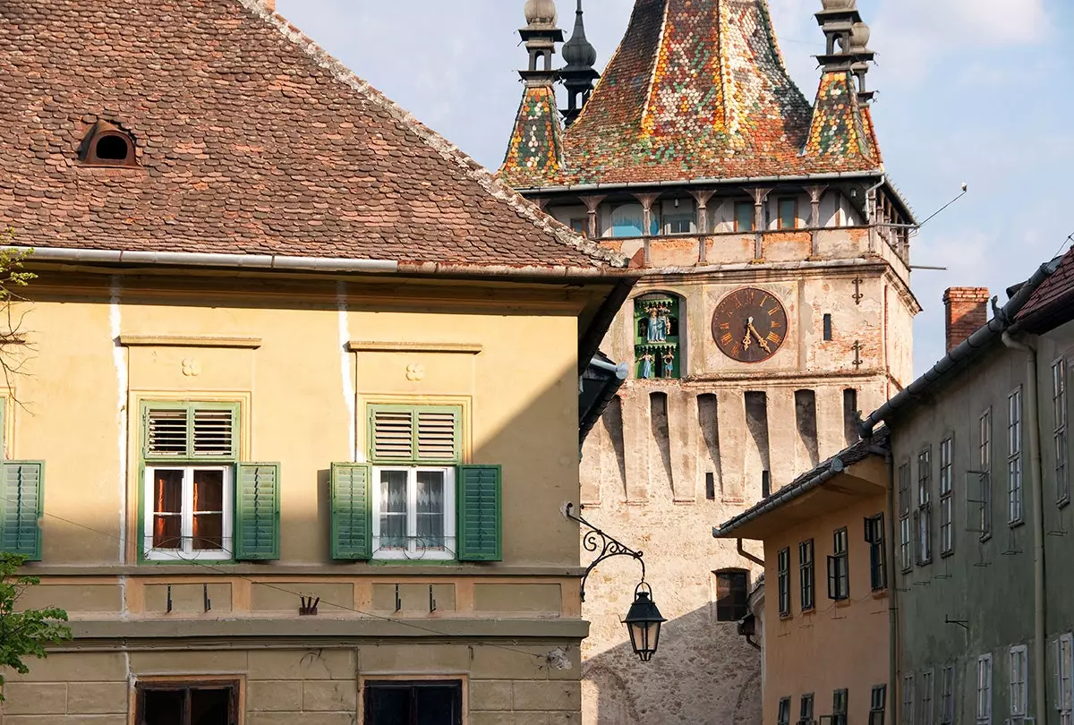 Sighişoara stuurt met zijn horloge de achtergrond.