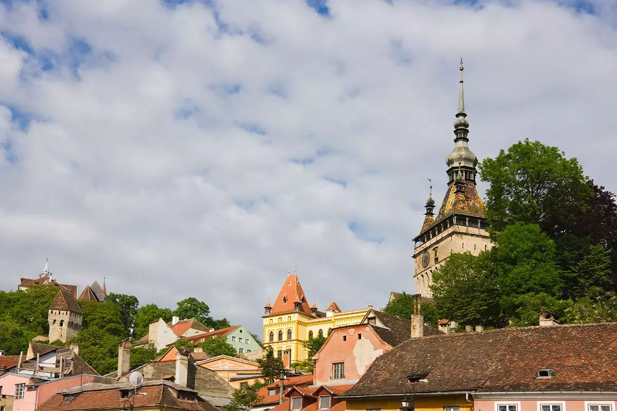 Pohľad na panorámu Sighişoara proti oblohe.