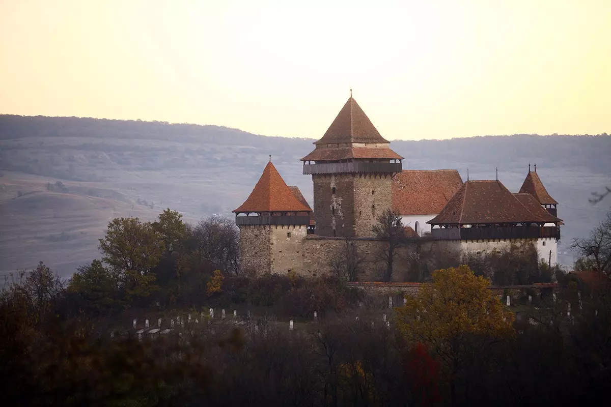 Impresivni pogled na Viscri z oranžnimi strehami.