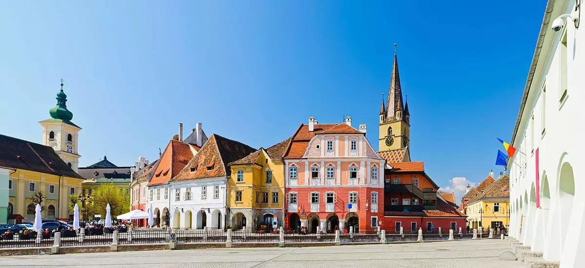 Галоўная плошча Сібіу, акружаная рознакаляровымі фасадамі.