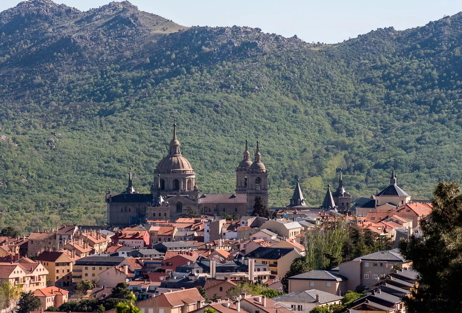 Βασιλικό μοναστήρι του San Lorenzo de El Escorial με το Las Machotas στο βάθος της Μαδρίτης