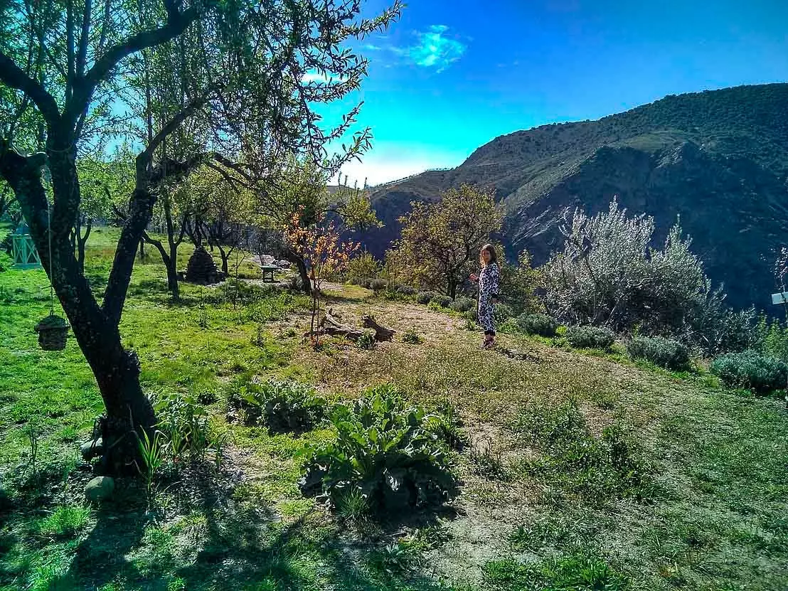 mergina žaliame Atalbeitaro peizaže