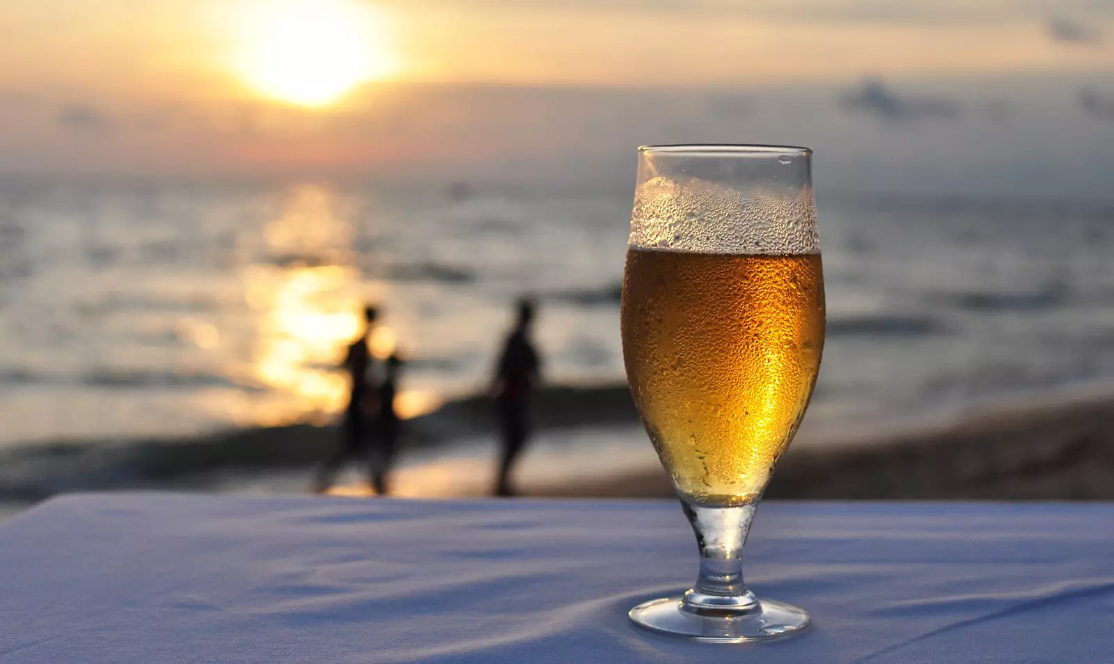 Bir percuma sebagai pertukaran untuk punggung bar pantai ini mahu pantai mereka bersih