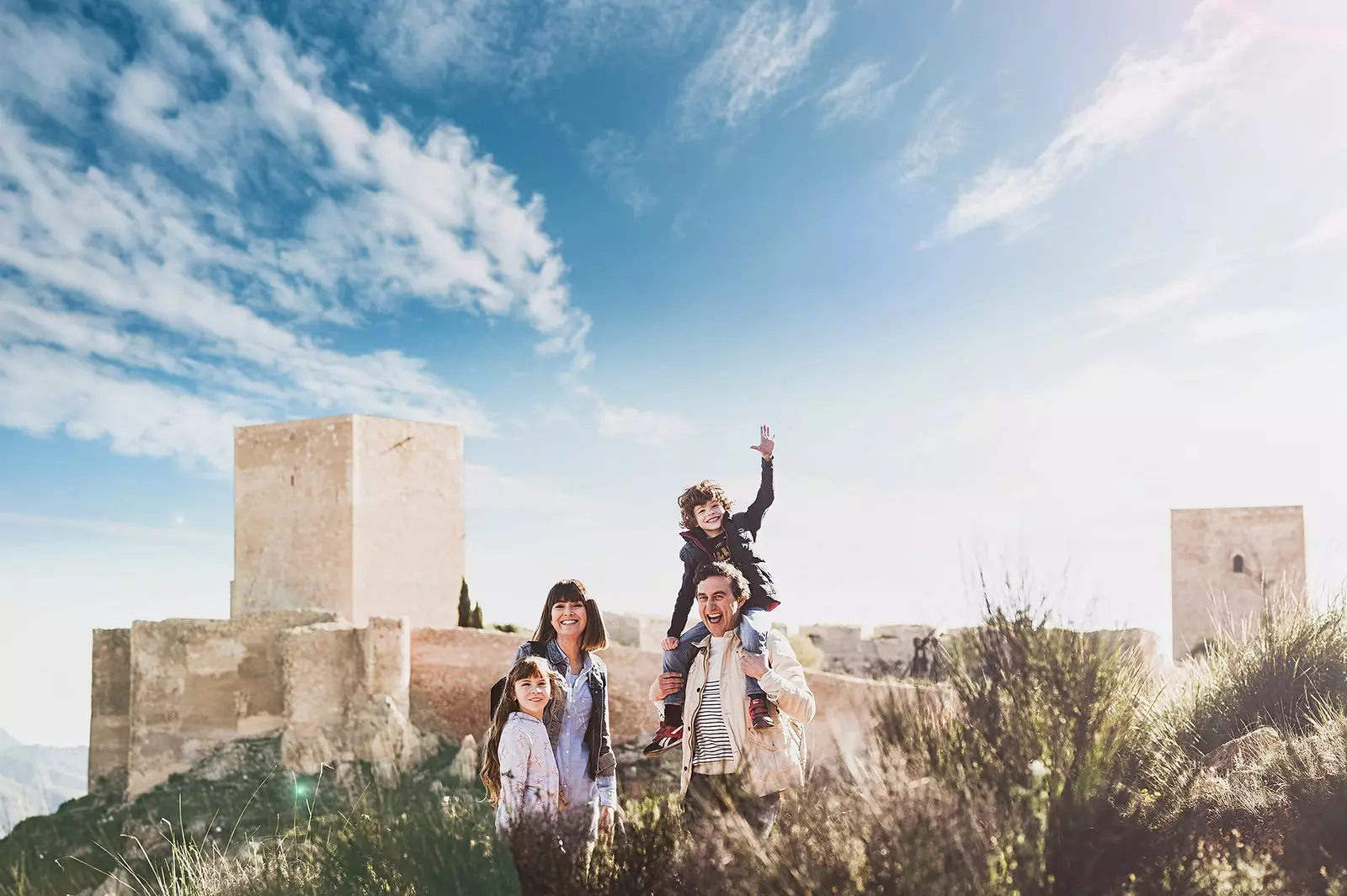 Familie op bezoek bij het fort van de zon in Lorca