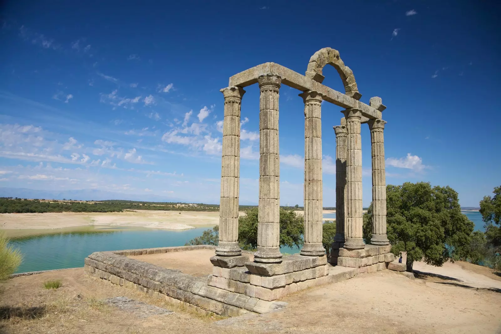 Sur les rives du Tage se trouve le bâtiment connu sous le nom de Los Marbles de la ville romaine d'Augustóbriga.