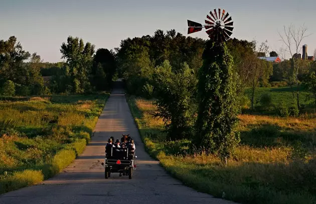 Amish oilasi o'z mashinasini haydamoqda