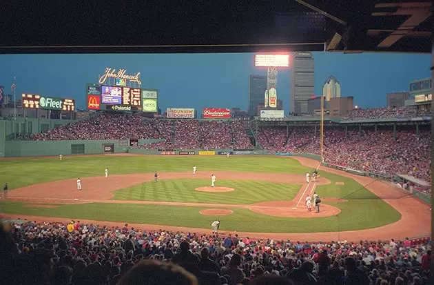 یک پارک کلاسیک برای گردشگران و طرفداران Fenway Park