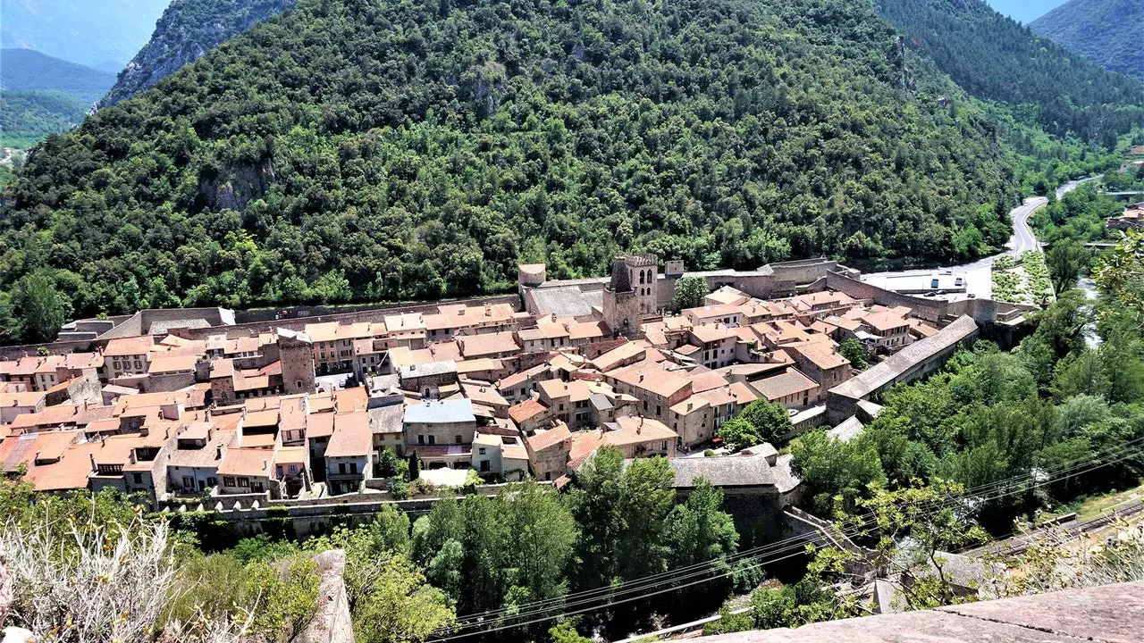 Крепост, чаша Banyuls и жълто влакче в едно от най-красивите села във Франция