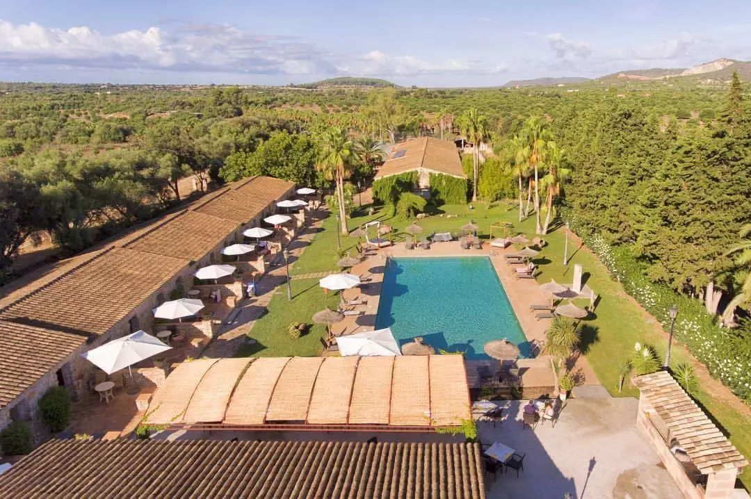 No Hotel Rural Sa Bassa Rotja os terraços dos quartos abrem-se directamente para a piscina.