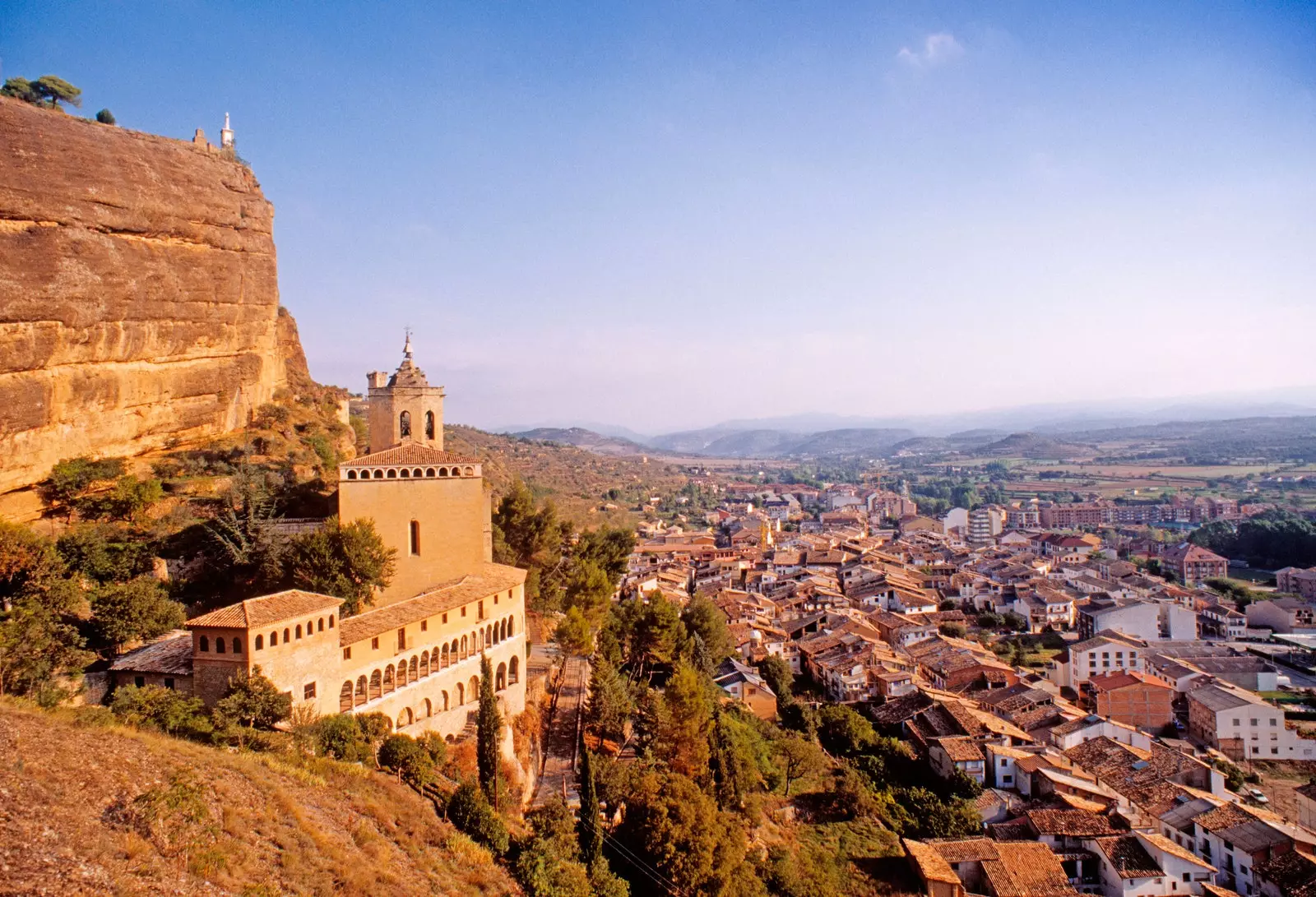 Kilátás a San Miguel-templomra és Graus városára