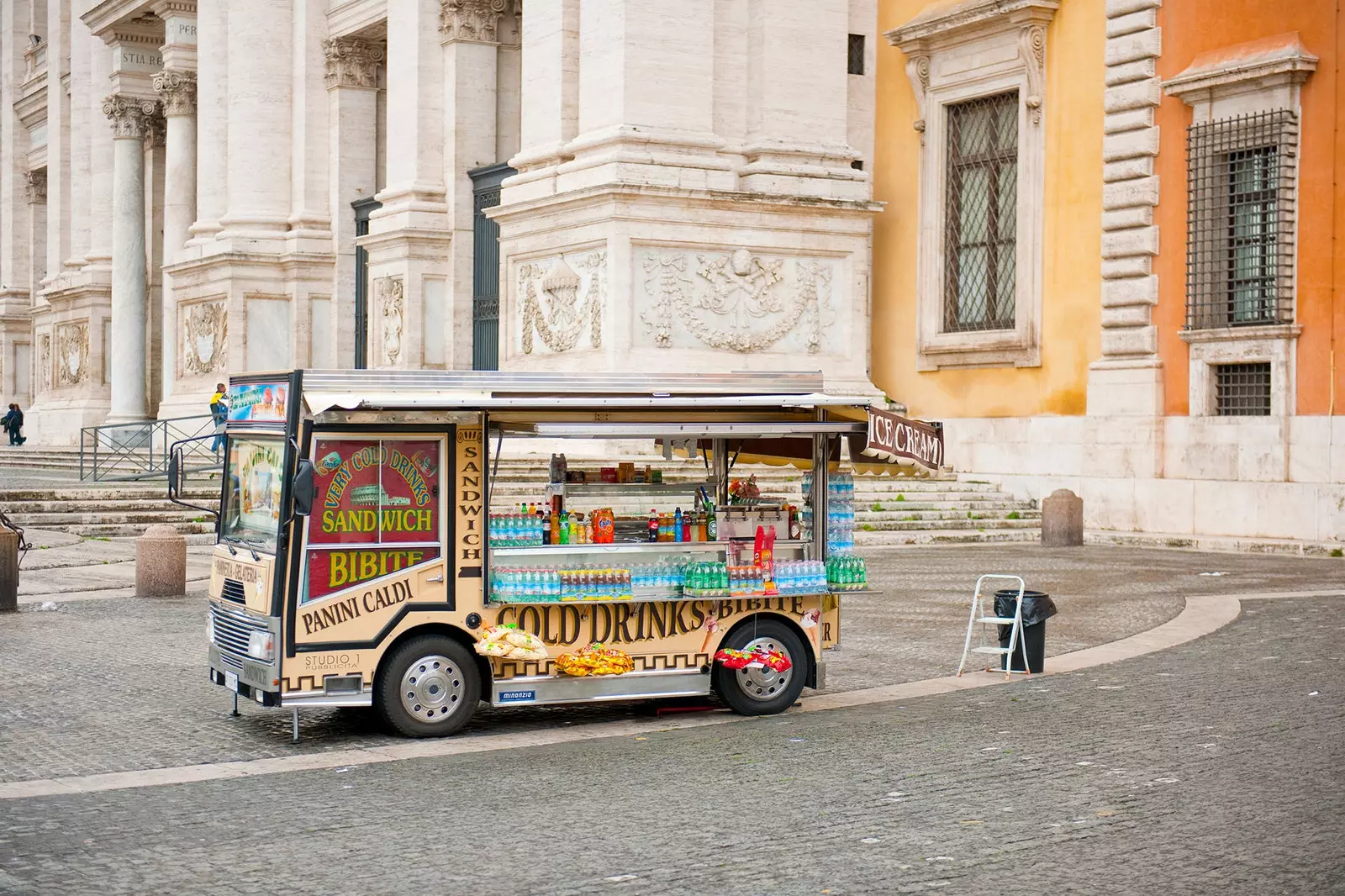 Food truck framför San Giovanni i Laterano Rom