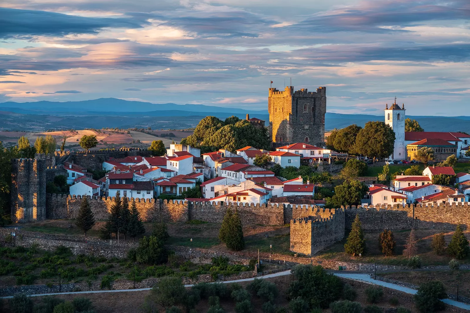 Pamje panoramike e Braganzas në perëndim të diellit