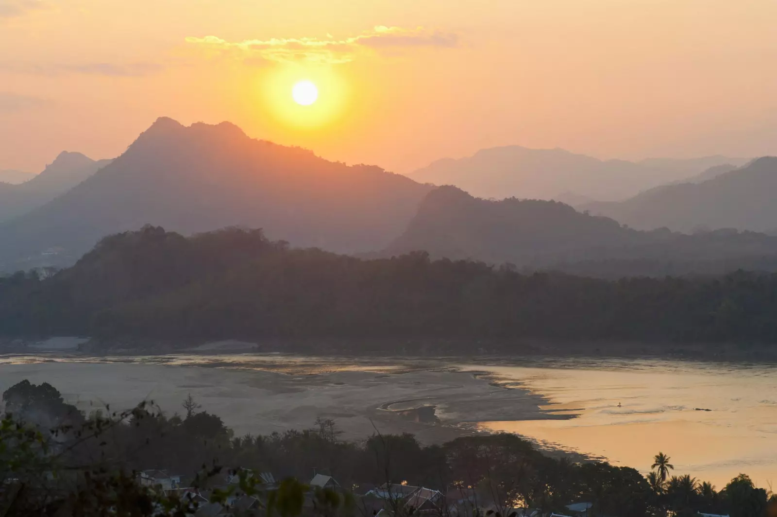 Unul dintre cele mai bune apusuri de soare din Luang Prabang