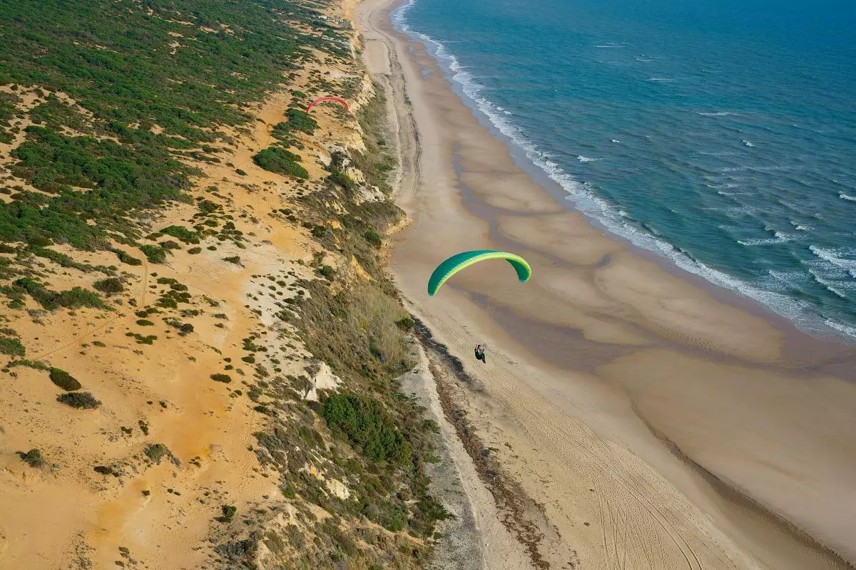 Parapendio sulla spiaggia di Matalascañas Huelva.