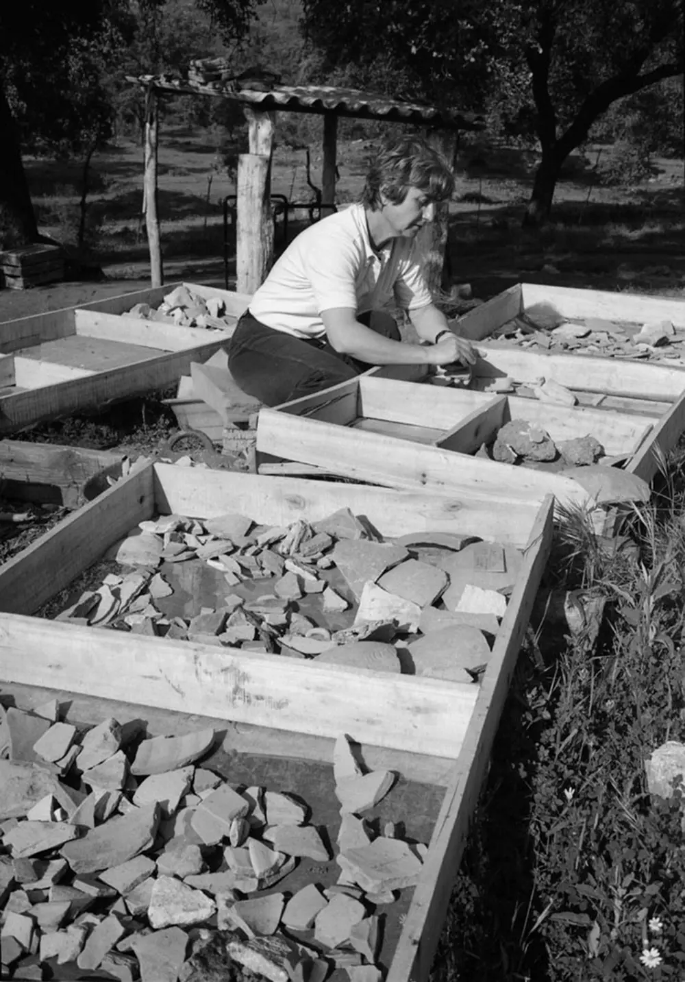 Archaeologist Mercedes Vegas working on the identification and classification of Roman pottery