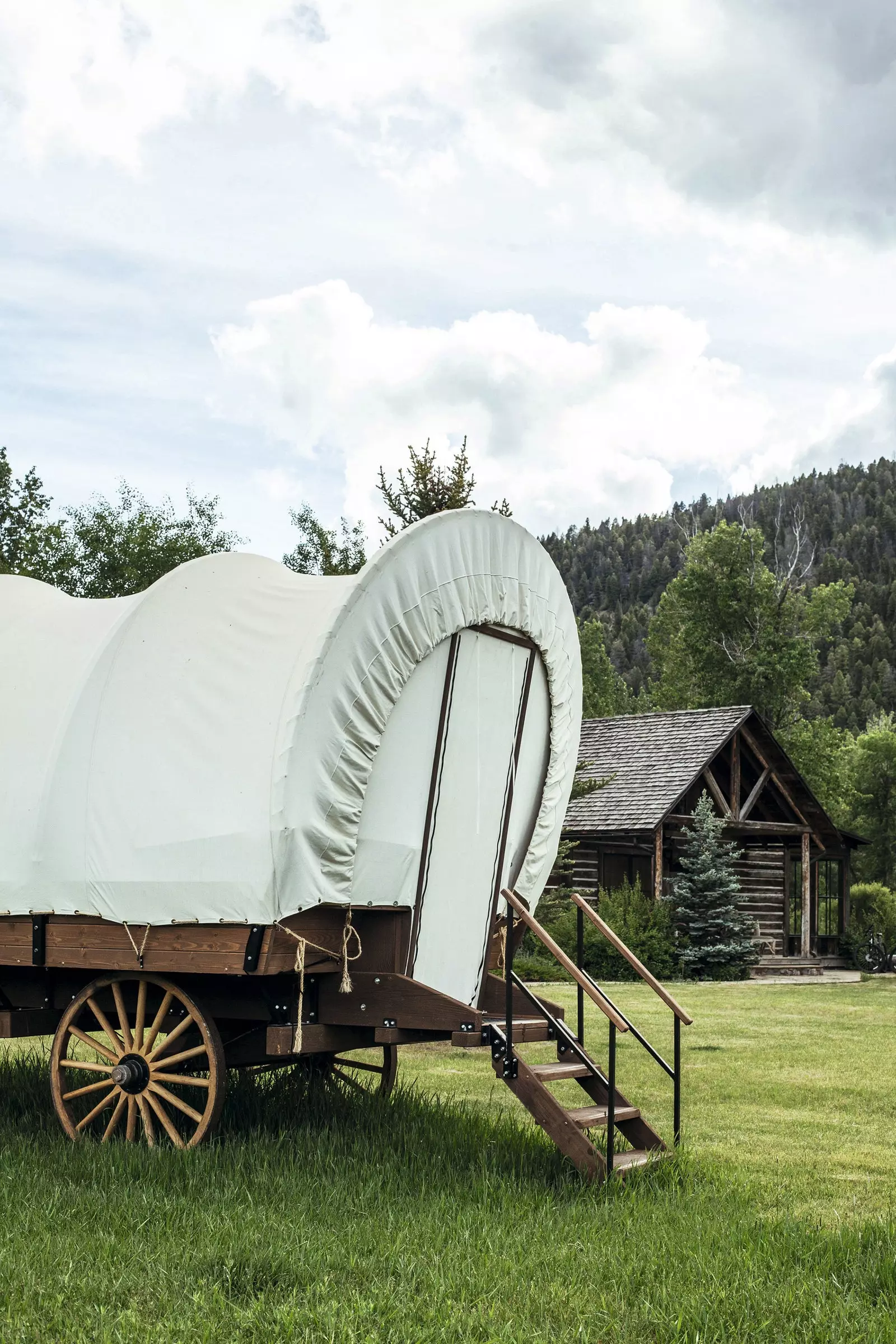 Wagen auf dem Gelände der Ranch at Rock Creek