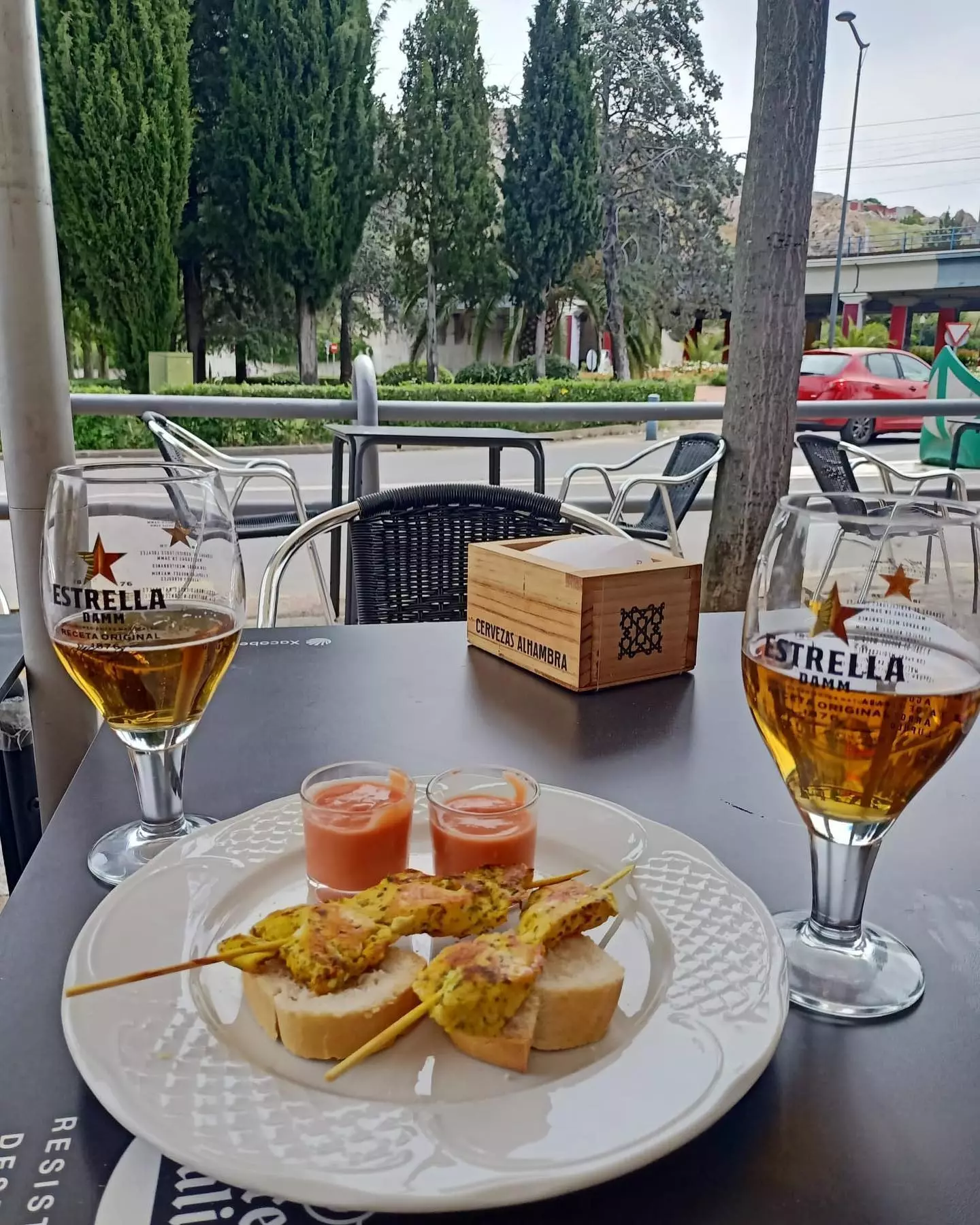 Tapas në tarracën e bar Segovia.