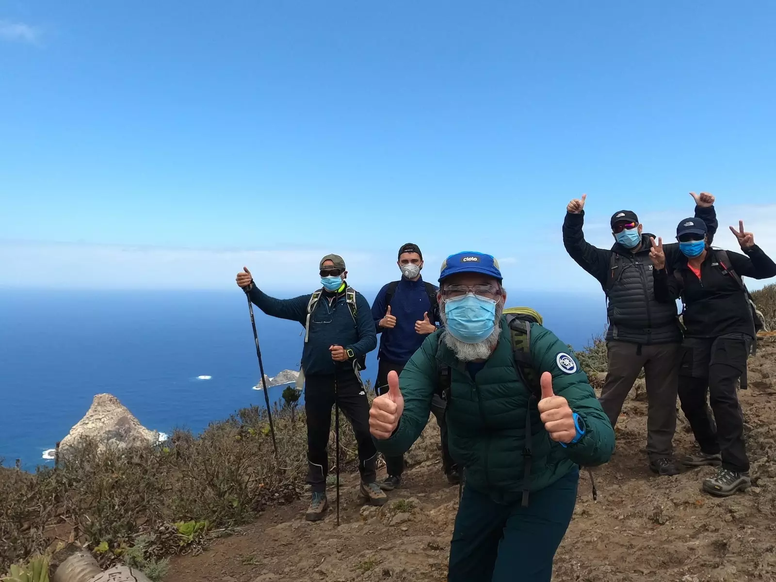 Jos María Prez Baso guida dell'AEGM e fondatore di Patea tus montes con un gruppo di alpinisti