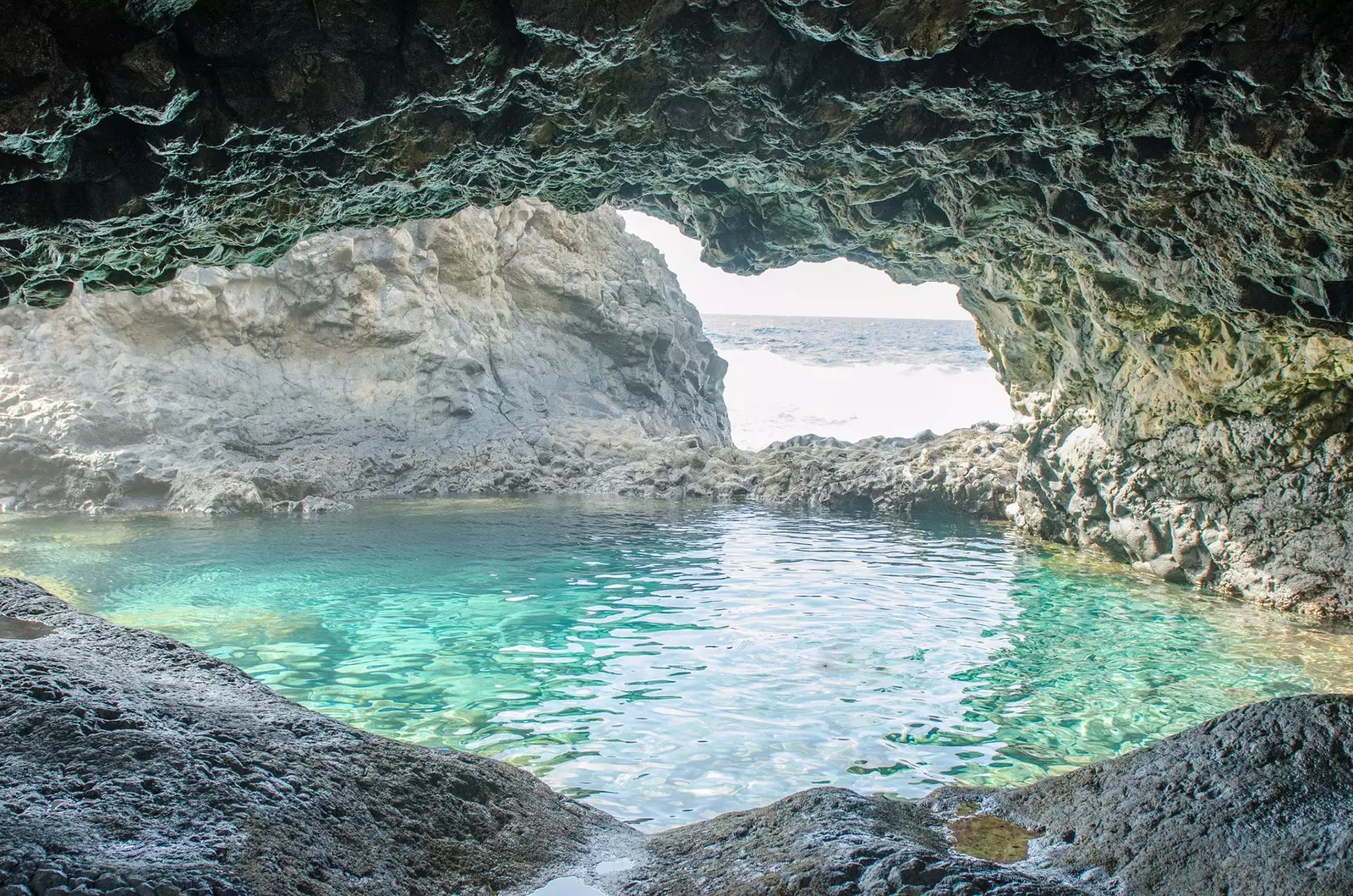 Letusan gunung berapi dan hakisan laut telah mencipta gua ini.