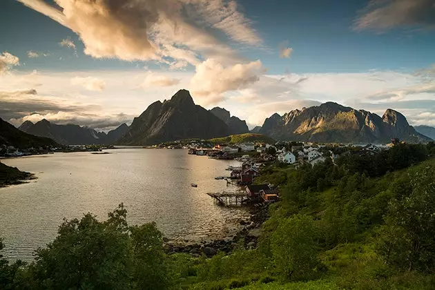 Ljós sólarlagsins yfir bænum Reine