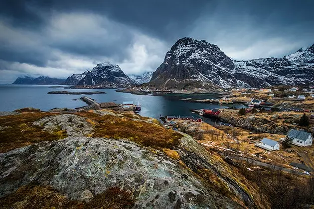 Hangulatos égbolt a Norvégia Lofoten-szigetek zord partvidéke felett