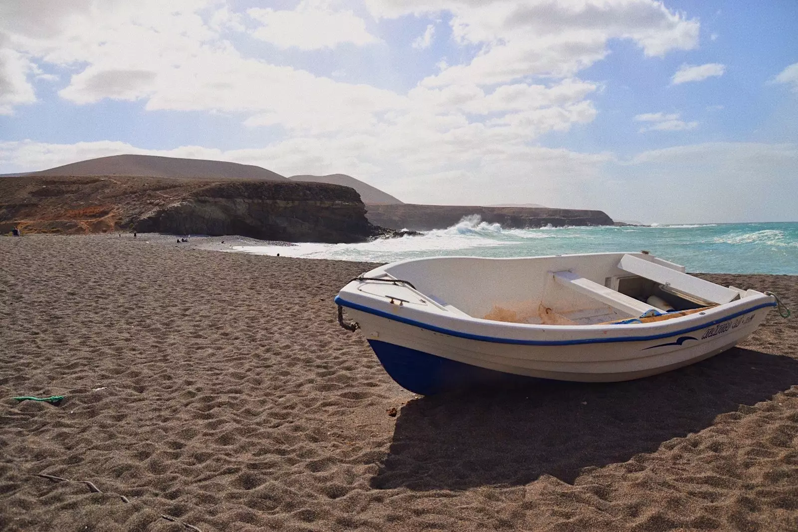 A praia de areia preta de Ajuy