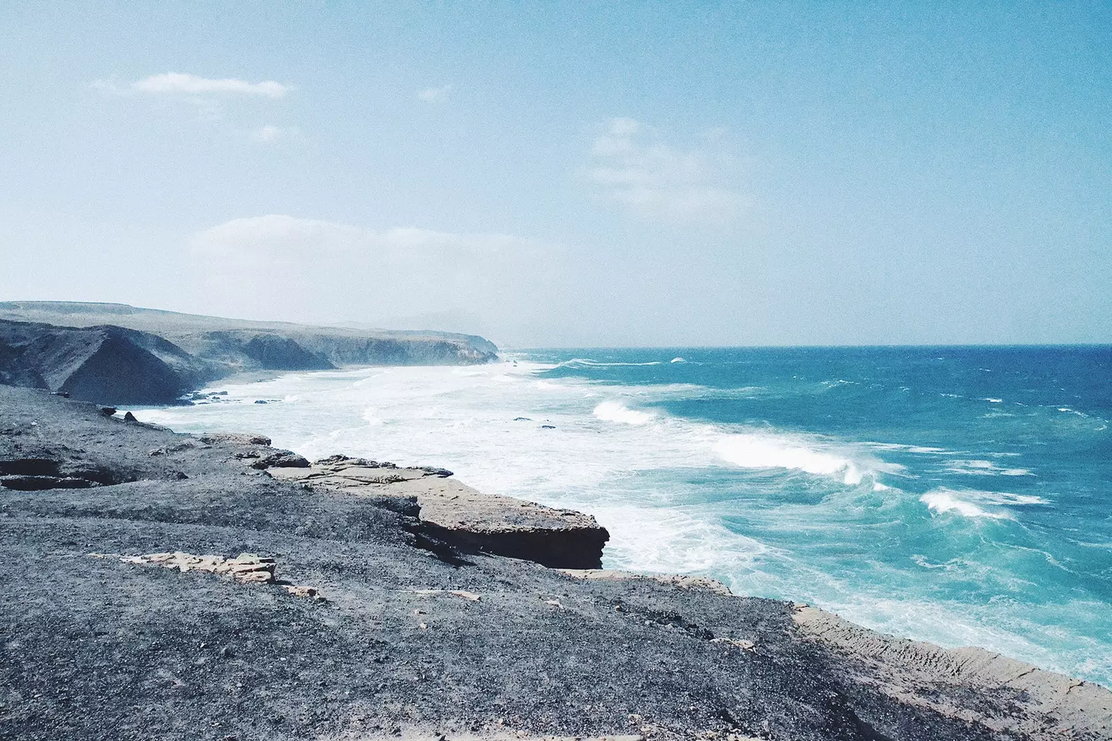 Blick auf den Strand von La Pared an einem Tag voller Wellen