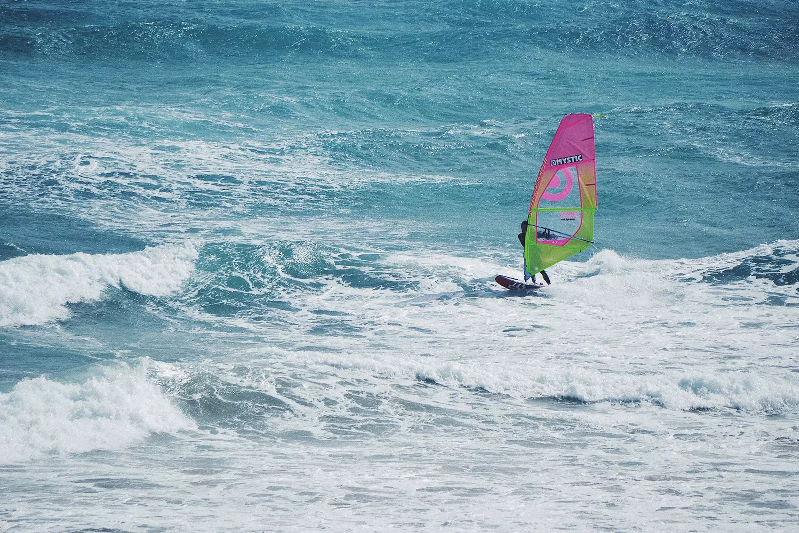 Profesjonalista ze szkoły Ren Egli ćwiczy windsurfing na plaży Sotavento