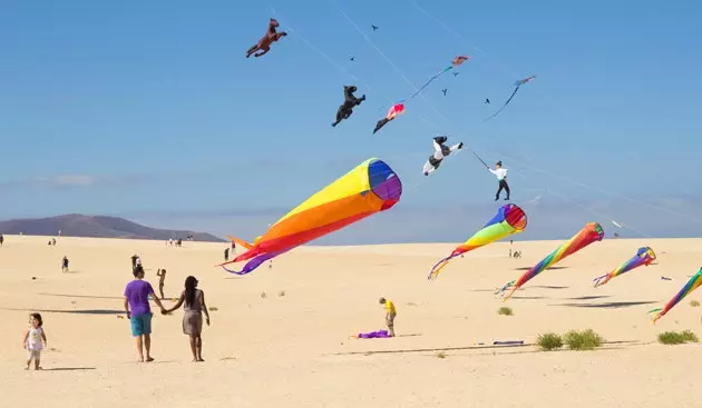 An den Himmel war mat Faarwen gefëllt Den Internationale Kite Festival fänkt zu Fuerteventura un