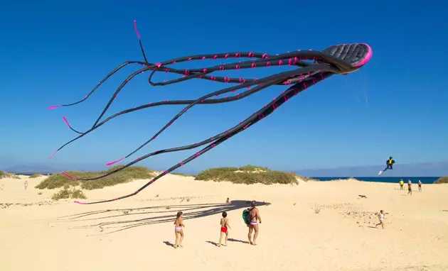 An den Himmel war mat Faarwen gefëllt Den Internationale Kite Festival fänkt zu Fuerteventura un