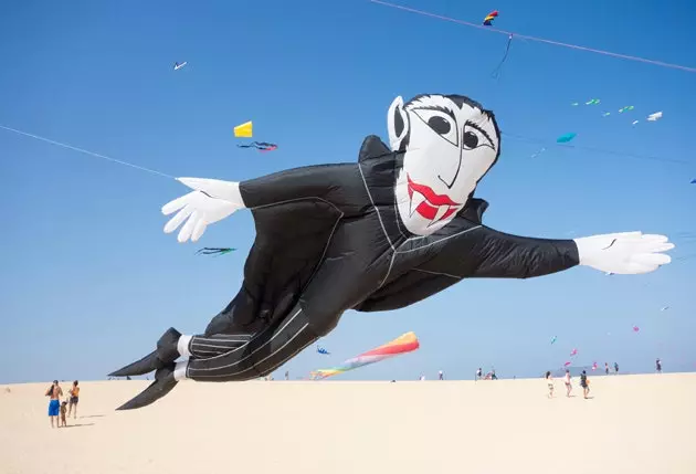 En de lucht was gevuld met kleuren Het International Kite Festival begint op Fuerteventura