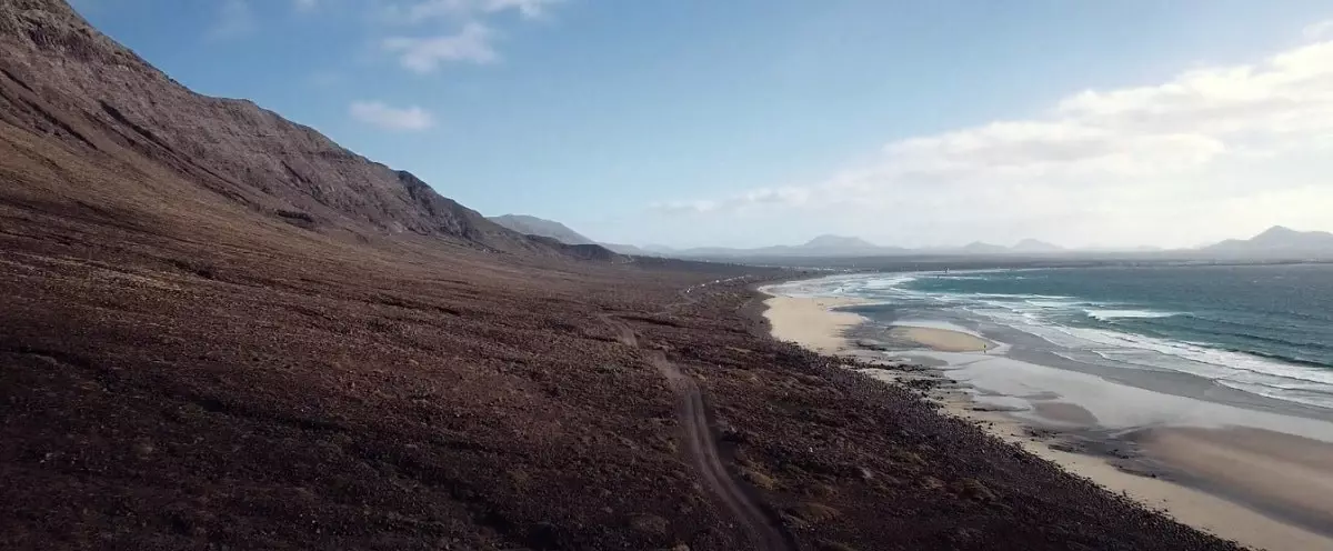 Den vulkanske skjønnheten på Lanzarote sett fra himmelen og fortettet i en video