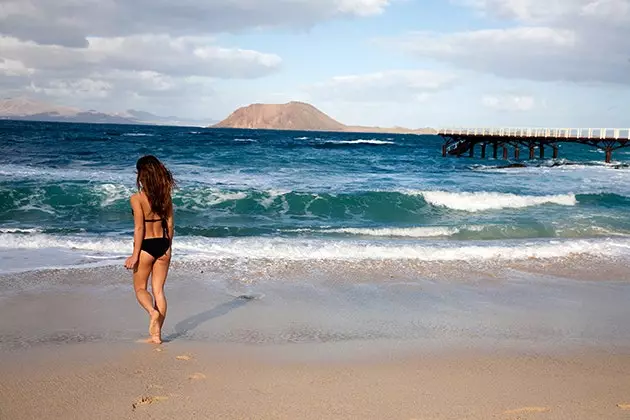 A ilha de Lobos vista da praia de Las Agujas