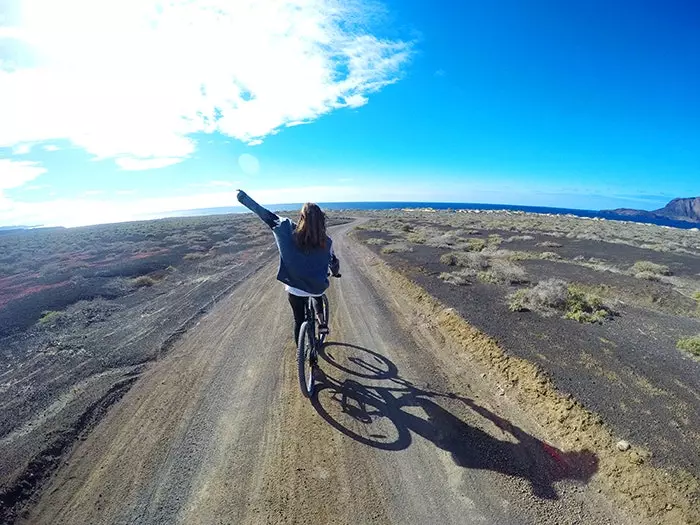 På cykel mellem stilheden og de vulkanske klipper