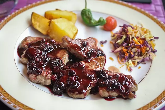 Iberisches Schweinefleisch mit Waldfruchtsauce in El Adarve