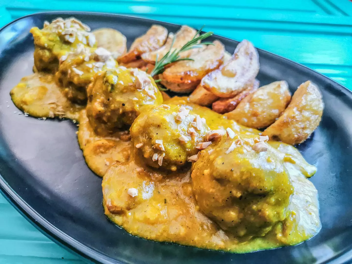 Boulettes de boeuf maison sauce aux amandes.