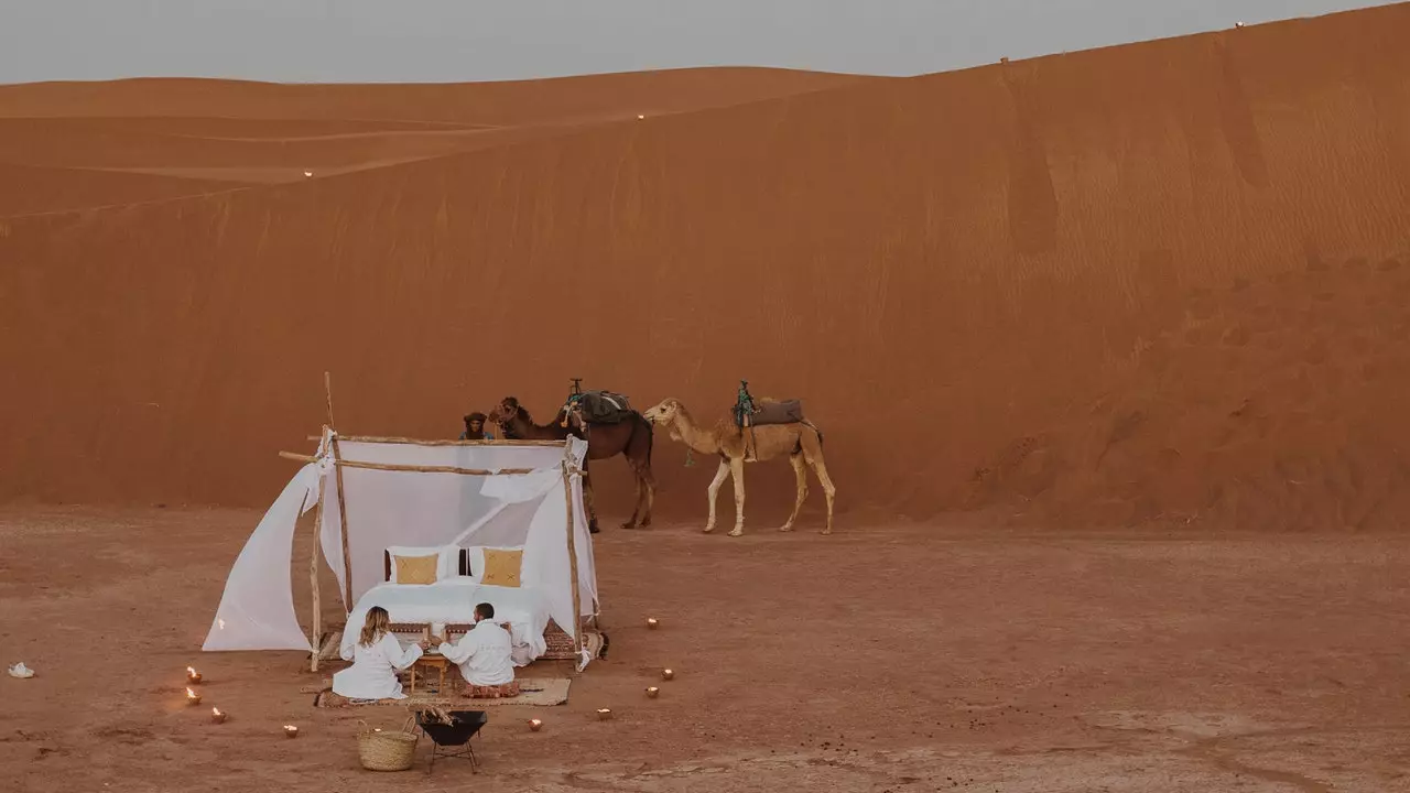 En anderledes opvågning: solopgang i ørkenen ved Umnya Dune Camp