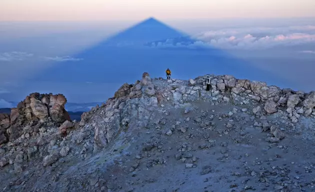 Teide တောင်သည် 3,718 မီတာအထိရှိသည်။