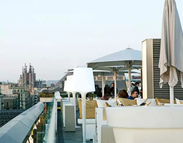 Hotel Condes de Barcelona in den Himmel mit einem Halt in Lasarte