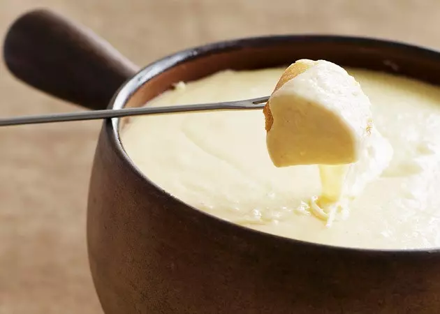 Udhëzues për të shijuar një fondue djathi