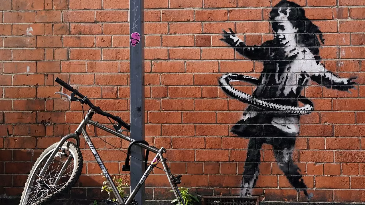 Banksy reappears in Nottingham with the graffiti of a girl with a hula hoop