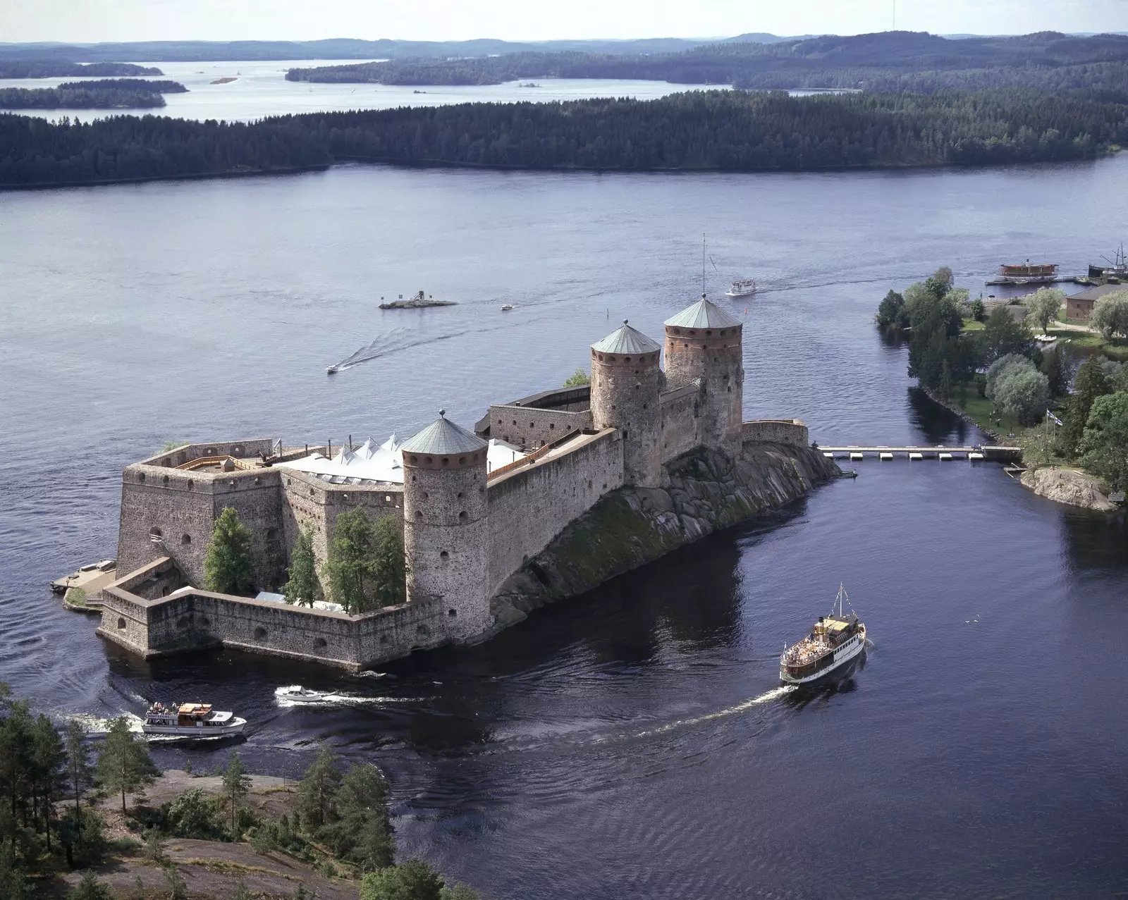 Olavinlinna est ubicat a la ruta dels llacs de Finlàndia.